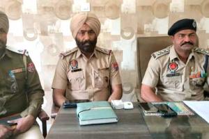 ਨਾਕਾਬੰਦੀ ਦੌਰਾਨ ਪੁਲਿਸ ਨੂੰ ਕਾਰ ’ਚੋਂ ਮਿਲੀ 40 ਲੱਖ ਰੁਪਏ ਦੀ ਨਗਦੀ, ਵਿਅਕਤੀ ਫਰਾਰ