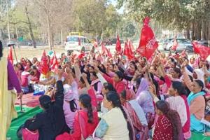 ਆਸ਼ਾ ਵਰਕਰਜ਼ ਅਤੇ ਫੈਸਿਲੀਟੇਟਰ ਯੂਨੀਅਨ ਵੱਲੋਂ ਸਿਹਤ ਮੰਤਰੀ ਖਿਲਾਫ਼ ਕੀਤੀ ਰੈਲੀ