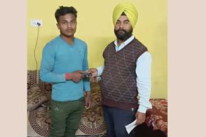 ਮਹਿੰਗਾ ਮੋਬਾਇਲ ਵਾਪਸ ਕਰਕੇ ਡੇਰਾ ਸ਼ਰਧਾਲੂ ਨੇ ਵਿਖਾਈ ਇਮਾਨਦਾਰੀ 