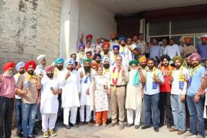 ਕਾਂਗਰਸ ਅਤੇ ਅਕਾਲੀ ਦਲ ਨੂੰ ਛੱਡ ਕੇ ਵਾਇਸ ਪ੍ਰਧਾਨ, ਸਰਪੰਚ, ਨੰਬਰਦਾਰ ਹੋਏ ‘ਆਪ’ ’ਚ ਸ਼ਾਮਲ