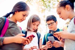 Social Media: ਮੋਬਾਇਲ ਦੀ ਬਨਾਉਟੀ ਦੁਨੀਆ ’ਚ ਗੁਆਚ ਰਿਹਾ ਬਚਪਨ