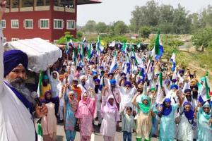 ਕਿਸਾਨਾਂ ਮਜ਼ਦੂਰਾਂ ਅਤੇ ਔਰਤਾਂ ਦਾ ਕਾਫ਼ਲਾ ਸ਼ੰਭੂ ਬਾਰਡਰ ਮੋਰਚੇ ’ਚ ਸ਼ਾਮਲ ਹੋਣ ਲਈ ਰਵਾਨਾ