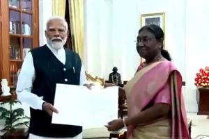 ਰਾਸ਼ਟਰਪਤੀ ਨੇ ਨਰਿੰਦਰ ਮੋਦੀ ਨੂੰ ਦਿੱਤਾ ਨਵੀਂ ਸਰਕਾਰ ਬਣਾਉਣ ਦਾ ਸੱਦਾ