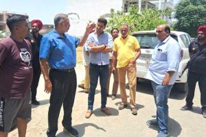 ਸਿਹਤ ਮੰਤਰੀ ਤੇ ਨਗਰ ਨਿਗਮ ਕਮਿਸ਼ਨਰ ਨੇ ਕੀਤਾ ਕਲੋਨੀਆਂ ਦਾ ਦੌਰਾ