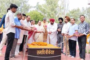 ਕ੍ਰਾਂਤੀਕਾਰੀ ਬਟੁਕੇਸ਼ਵਰ ਦੱਤ ਦੀ 60ਵੀਂ ਬਰਸੀ ਮੌਕੇ ਕੀਤੇ ਸ਼ਰਧਾ ਦੇ ਫੁੱਲ ਭੇਂਟ