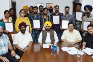 ਹਰਭਜਨ ਸਿੰਘ ਈਟੀਓ ਨੇ 15 ਉਮੀਦਵਾਰਾਂ ਨੂੰ ਨਿਯੁਕਤੀ ਪੱਤਰ ਸੌਂਪੇ