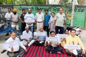 ਪੀੜਤਾਂ ਨੇ ਅਧਿਆਪਕਾ ‘ਤੇ ਕਾਰਵਾਈ ਲਈ ਸਰਕਾਰੀ ਸਕੂਲ ਅੱਗੇ ਲਾਇਆ ਧਰਨਾ