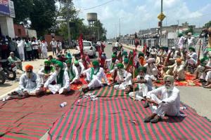 Dharna: ਕਿਸਾਨ ਜਥੇਬੰਦੀਆਂ ਵੱਲੋਂ ਨੌਜਵਾਨ ਦੀ ਕੁੱਟਮਾਰ ਦੇ ਵਿਰੋਧ ’ਚ ਥਾਣੇ ਅੱਗੇ ਧਰਨਾ