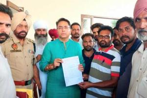 Sunam News: ਠੇਕਾ ਕਾਮਿਆਂ ਨੇ ਮੰਤਰੀ ਅਮਨ ਅਰੋੜਾ ਨੂੰ ਦਿੱਤਾ ਮੰਗ ਪੱਤਰ