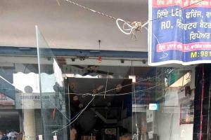 Fire Accident: ਭਰੇ ਬਜ਼ਾਰ ’ਚ ਇਲੈਕਟ੍ਰੋਨਿਕ ਸ਼ੋਅ ਰੂਮ ਨੂੰ ਲੱਗੀ ਅੱਗ, ਲੱਖਾਂ ਦਾ ਨੁਕਸਾਨ