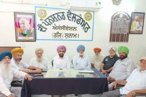 Pensioners: ਪੈਨਸ਼ਨਰਾਂ ਨੇ ਐਸਡੀਐਮ ਦਫ਼ਤਰ ਲਈ ਕਰ ਦਿੱਤਾ ਐਲਾਨ, ਹੁਣੇ ਜਾਣੋ