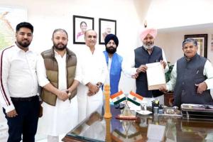 Chandigarh: ਪੰਜਾਬ ਦੇ ਵਿੱਤ ਮੰਤਰੀ ਨੇ ਰਾਜਪਾਲ ਨਾਲ ਕੀਤੀ ਮੁਲਾਕਾਤ, ਆਖਿਆ, ਹਰਿਆਣਾ ਨੂੰ ਇੱਕ ਇੰਚ ਵੀ ਜ਼ਮੀਨ ਨਹੀਂ ਦਿਆਂਗੇ