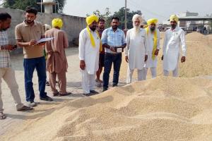 Punjab Farmers: ਕਿਸਾਨ ਜਥੇਬੰਦੀ ਦੇ ਆਗੂਆਂ ਨੇ ਇੰਸਪੈਕਟਰ ਨੂੰ ਨਾਲ ਲੈ ਕੇ ਬੋਲੀ ਲਗਵਾਈ