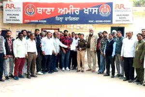 Jalalabad News: ਭਾਰਤੀ ਕਮਿਊਨਿਸਟ ਪਾਰਟੀ ਤੇ ਵੱਖ-ਵੱਖ ਜਥੇਬੰਦੀਆਂ ਵੱਲੋਂ ਥਾਣਾ ਮੁੱਖੀ ਅਮੀਰ ਖਾਸ ਨੂੰ ਮੰਗ ਪੱਤਰ