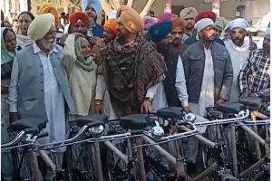 Nabha News: ਸਾਈਕਲ ਵਾਲੇ ਵਿਧਾਇਕ ਨੇ ਪਿਤਾ ਦੀ ਯਾਦ ਨੂੰ ਸਮਰਪਿਤ 13 ਸਾਈਕਲ ਲੋੜਵੰਦਾਂ ਨੂੰ ਸੌਂਪੇ