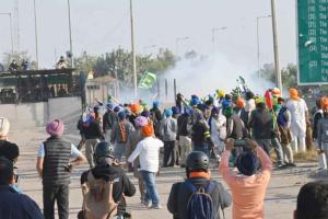 Punjab farmers Protest: ਕਿਸਾਨਾਂ ‘ਤੇ ਮੁੜ ਦਾਗੇ ਅੱਥਰੂ ਗੈਸ ਦੇ ਗੋਲੇ