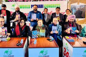 Amritsar News: ਪੰਜਾਬੀ ਜ਼ੁਬਾਨ ਨੂੰ ਬਿਗਾਨਿਆ ਨਾਲੋਂ ਜ਼ਿਆਦਾ ਆਪਣਿਆਂ ਤੋਂ ਖ਼ਤਰਾ : ਫ਼ਖਰ ਜ਼ਮਾਨ