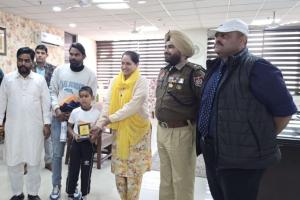 Fazilka News: ਅਬੋਹਰ ਤੋਂ ਅਯੋਧਿਆ ਤੱਕ ਦੌੜ ਲਗਾਉਣ ਵਾਲੇ ਮੁਹੱਬਤ ਨੂੰ ਡਿਪਟੀ ਕਮਿਸ਼ਨਰ ਅਤੇ ਐਸਐਸਪੀ ਨੇ ਕੀਤਾ ਸਨਮਾਨਿਤ
