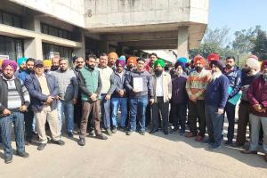 Protest: ਜ਼ਿਲ੍ਹਾ ਕਚਹਿਰੀ ਦੇ ਲਾਇਸੰਸ ਹੋਲਡਰਾਂ ਨੇ ਵਿਸ਼ਾਲ ਦਿੱਤਾ ਰੋਸ ਧਰਨਾ 