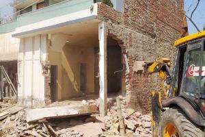 Punjab News: ਬੁਰਜ ਹਰੀ ਸਿੰਘ ਵਿਖੇ ਮਕਾਨ ‘ਤੇ ਚੱਲਿਆ ਬੁਲਡੋਜਰ