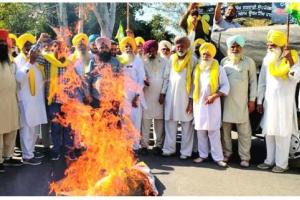 Sunam News: ਕਿਸਾਨਾਂ ਨੇ ਕੇਂਦਰ ਅਤੇ ਪੰਜਾਬ ਸਰਕਾਰ ਦਾ ਪੁਤਲਾ ਸਾੜਿਆ