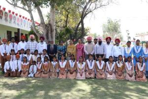 Annual Result: ਸਰਕਾਰੀ ਸੀ. ਸੈ. ਸਕੂਲ ਪੱਖੀਕਲਾਂ ’ਚ ਮਾਪੇ ਅਧਿਆਪਕ ਦੌਰਾਨ ਮਿਲਣੀ ਦੌਰਾਨ ਪੁਜ਼ੀਸ਼ਨਾਂ ਪ੍ਰਾਪਤ ਕਰਨ ਵਾਲੇ ਬੱਚੇ ਸਨਮਾਨੇ