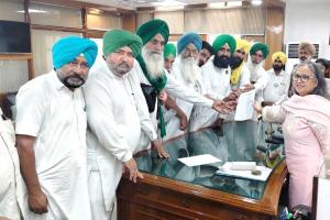 Faridkot News: ਮੀਂਹ ਤੇ ਗੜੇਮਾਰੀ ਨਾਲ ਨੁਕਸਾਨੀਆਂ ਫ਼ਸਲਾਂ ਦੇ ਮੁਆਵਜ਼ੇ ਲਈ ਫਰੀਦਕੋਟ ਡੀਸੀ ਨੂੰ ਦਿੱਤਾ ਮੰਗ ਪੱਤਰ