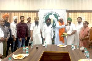 Amloh News: ਛੰਨਾ ਨੂੰ ਰੁੜਕੀ ਉੱਚੀ ਬਹੁਮੰਤਵੀ ਸਹਿਕਾਰੀ ਖੇਤੀਬਾੜੀ ਸੇਵਾ ਸਭਾ ਦਾ ਪ੍ਰਧਾਨ ਬਣਨ ’ਤੇ ਵਿਧਾਇਕ ਗੈਰੀ ਬੜਿੰਗ ਨੇ ਕੀਤਾ ਸਨਮਾਨਿਤ