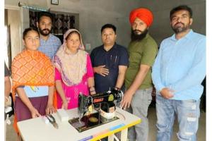 Self Employment: ਔਰਤ ਨੂੰ ਸਵੈ-ਰੋਜ਼ਗਾਰ ਲਈ ਕੱਪੜੇ ਸਿਲਾਈ ਕਰਨ ਵਾਲੀ ਮਸ਼ੀਨ ਭੇਂਟ ਕੀਤੀ