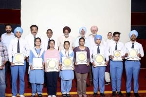 Award Ceremony: ਦਸਮੇਸ਼ ਪਬਲਿਕ ਸਕੂਲ ਫਰੀਦਕੋਟ ਦੇ ਹੋਣਹਾਰ ਵਿਦਿਆਰਥੀਆਂ ਨੂੰ ਨਗਦ ਇਨਾਮ ਤੇ ਟਰਾਫੀ ਨਾਲ ਕੀਤਾ ਸਨਮਾਨਿਤ