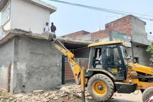 Amritsar News: ਜ਼ਿਲ੍ਹਾ ਪ੍ਰਸ਼ਾਸਨ ਨੇ ਨਸ਼ਾ ਤਸਕਰ ਸੰਨੀ ਗੁੱਲਾ ਦੇ ਘਰ ’ਤੇ ਚਲਾਇਆ ਬੁਲਡੋਜ਼ਰ
