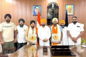 NRI Felicitation In Punjab: ਚੇਅਰਮੈਨ ਜੱਸੀ ਸੋਹੀਆਂ ਵਾਲਾ ਨੇ ਐਨਆਰਆਈ ਰਾਜੂ ਭੜੀ ਤੇ‌ ਹਰਵਿੰਦਰ ਪਨੈਚ ਇੰਗਲੈਂਡ ਦਾ ਕੀਤਾ ਸਨਮਾਨ