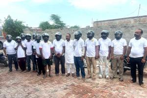 Road Safety Awareness: ਰਾਜ ਬਖ਼ਸ਼ ਕੰਬੋਜ ਮੁਫ਼ਤ ਹੈਲਮੇਟ ਵੰਡੇ ਕੇ ਲੋਕਾਂ ਨੂੰ ਕਰ ਰਿਹਾ ਹੈ ਜਾਗਰੂਕ