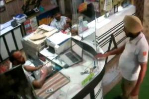 Shopkeeper Scam: ਪੁਲਿਸ ਕਰਮਚਾਰੀ ਬਣ ਕੇ ਦੁਕਾਨਦਾਰ ਨਾਲ ਮਾਰੀ ਪੰਜ ਹਜ਼ਾਰ ਦੀ ਠੱਗੀ, ਫੋਟੋ ਸੀਸੀਟੀਵੀ ’ਚ ਕੈਦ