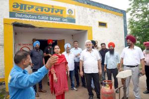 ਖੁਰਾਕ ਤੇ ਸਿਵਲ ਸਪਲਾਈ ਮੰਤਰੀ ਲਾਲ ਚੰਦ ਕਟਾਰੂਚੱਕ ਵੱਲੋਂ ਗੈਸ ਏਜੰਸੀਆਂ ’ਤੇ ਅਚਨਚੇਤ ਛਾਪਾਮਾਰੀ