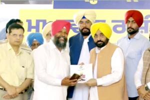 Punjab News: ਮੁੱਖ ਮੰਤਰੀ ਭਗਵੰਤ ਮਾਨ ਨੇ ਹੜ੍ਹ ਪੀੜਤਾਂ ਨੂੰ ਵੰਡੀ ਰਾਹਤ ਰਾਸ਼ੀ