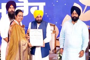 Punjab Government: ਸਰਕਾਰੀ ਹਾਈ ਸਕੂਲ ਕਰਮਗੜ੍ਹ ਦੀ ਮੁੱਖ ਅਧਿਆਪਕਾ ਡਿੰਪਲ ਵਰਮਾ ਨੂੰ ਸਟੇਟ ਐਵਾਰਡ ਨਾਲ ਨਿਵਾਜਿਆ