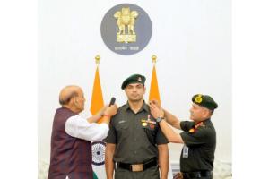 Neeraj Chopra: ਨੀਰਜ ਚੋਪੜਾ ਨੂੰ ਮਿਲੀ ਮਾਨਦ ਲੈਫਟੀਨੈਂਟ ਕਰਨਲ ਦੀ ਵਰਦੀ, ਰੱਖਿਆ ਮੰਤਰੀ ਰਾਜਨਾਥ ਸਿੰਘ ਨੇ ਕੀਤਾ ਸਨਮਾਨਿਤ