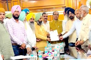 Punjab News: ਵਿਸ਼ੇਸ਼ ਰਾਹਤ ਪੈਕੇਜ ਜਾਰੀ ਕਰਾਉਣ ਲਈ ਕੇਂਦਰੀ ਖੇਤੀਬਾੜੀ ਮੰਤਰੀ ਨੂੰ ਸੌਪਿਆ ਮੰਗ-ਪੱਤਰ