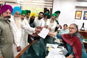 Faridkot News: ਸੰਯੁਕਤ ਕਿਸਾਨ ਮੋਰਚਾ ਜ਼ਿਲ੍ਹਾ ਫ਼ਰੀਦਕੋਟ ਵੱਲੋਂ ਮੰਗਾਂ ਸਬੰਧੀ ਡਿਪਟੀ ਕਮਿਸ਼ਨਰ ਨੂੰ ਦਿੱਤਾ ਮੰਗ-ਪੱਤਰ