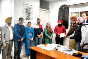 Punjab Health News: ਸਿਵਲ ਸਰਜਨ ਨੇ ਆਮ ਆਦਮੀ ਕਲੀਨਿਕ ’ਚ ਤਾਇਨਾਤੀ ਲਈ ਡਾਕਟਰ ਨੂੰ ਦਿੱਤਾ ਨਿਯੁਕਤੀ ਪੱਤਰ