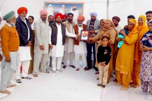 Bathinda News: ਲੋੜਵੰਦ ਪਰਿਵਾਰਾਂ ਨੂੰ ਰਾਸ਼ਨ ਤੇ ਕੰਬਲ ਵੰਡ ਸਰੀਰਦਾਨੀ ਗੁਰਦੇਵ ਸਿੰਘ ਇੰਸਾਂ ਨੂੰ ਦਿੱਤੀ ਸ਼ਰਧਾਂਜਲੀ