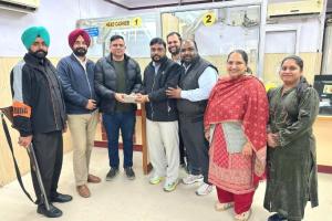 Honesty: ਬੈਂਕ ਸਟਾਫ ਨੇ ਦਿਖਾਈ ਇਮਾਨਦਾਰੀ, ਦੋ ਲੱਖ ਅਸਲ ਮਾਲਿਕ ਨੂੰ ਸੌਂਪਿਆ