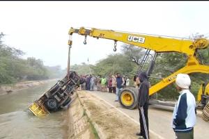 Canal Accident: ਨਹਿਰ ’ਚ ਡਿੱਗੀ ਸਵਾਰੀਆਂ ਨਾਲ ਭਰੀ ਪਿਕਅੱਪ, ਜਾਨੀ ਨੁਕਸਾਨ ਤੋਂ ਬਚਾਅ