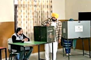 CM Bhagwant Mann: ਮੁੱਖ ਮੰਤਰੀ ਭਗਵੰਤ ਸਿੰਘ ਮਾਨ ਨੇ ਪਤਨੀ ਸਮੇਤ ਮੰਗਵਾਲ ’ਚ ਪਾਈ ਵੋਟ