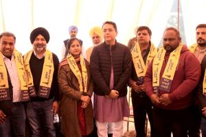 Political News: ਤਾਜ ਸਿਟੀ ਕਲੋਨੀ ਦੇ ਪ੍ਰਧਾਨ ਸਮੇਤ ਕਈ ਨਾਮਵਰ ਸ਼ਖ਼ਸੀਅਤਾਂ ਆਮ ਆਦਮੀ ਪਾਰਟੀ ’ਚ ਸ਼ਾਮਲ