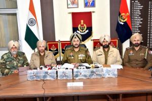 Crime News Punjab: ਸਰਹੱਦ ਪਾਰੋਂ ਗੈਰ-ਕਾਨੂੰਨੀ ਹਥਿਆਰਾਂ ਦੇ ਮਾਡਿਊਲ ਨਾਲ ਜੁੜੇ ਦੋ ਵਿਅਕਤੀ 6 ਆਧੁਨਿਕ ਹਥਿਆਰਾਂ ਸਮੇਤ ਕਾਬੂ