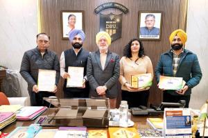 ਗਣਤੰਤਰ ਦਿਵਸ ’ਤੇ ਦੇਸ਼ ਭਗਤ ਯੂਨੀਵਰਸਿਟੀ ਦੇ ਅਧਿਕਾਰੀਆਂ ਨੂੰ ਕੀਤਾ ਸਨਮਾਨਿਤ