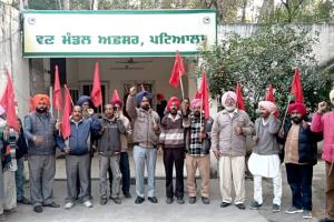 Forest Workers Protest: ਵਰਦੇ ਮੀਂਹ, ਕੜਕਦੀ ਠੰਢ ਤੇ ਖਰਾਬ ਮੌਸਮ ’ਚ ਮੋਰਚੇ ’ਤੇ ਡਟੇ ਜੰਗਲਾਤ ਕਾਮੇ