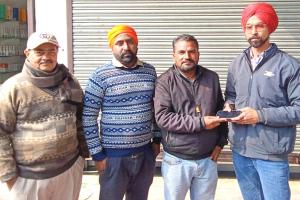 Welfare Work: ਮਹਿੰਗੇ ਭਾਅ ਦਾ ਲੱਭਿਆ ਮੋਬਾਇਲ ਫੋਨ ਵੀ ਈਮਾਨ ਨਾ ਡੁਲਾ ਸਕਿਆ